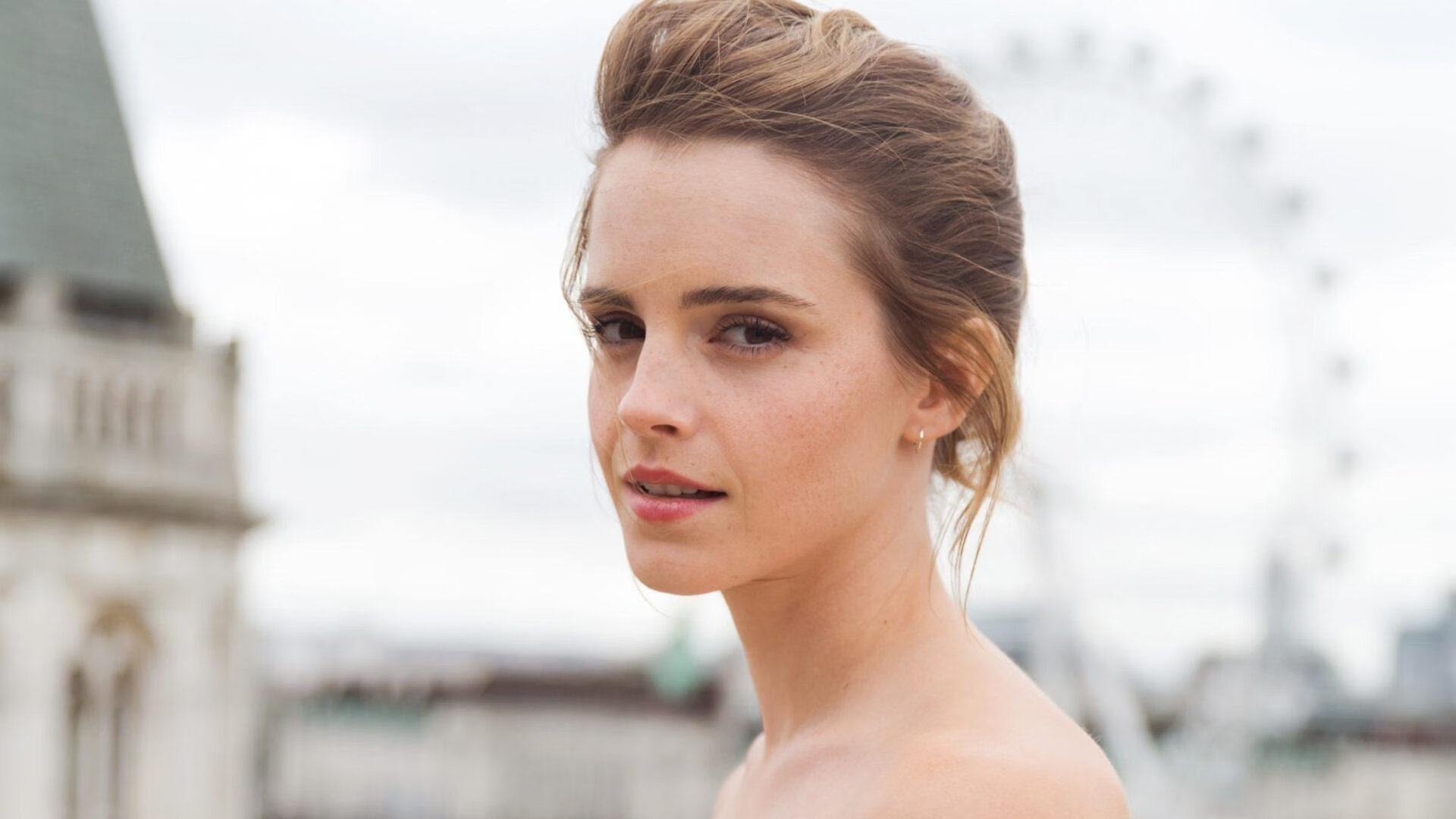 社交平台球员话题热度不减影响力逐步扩大带动球队品牌传播,社交足球